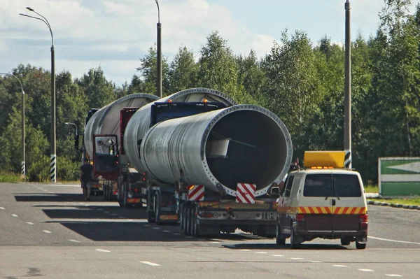 Cogistics Longo Transporte Carga Oversized Grandes Tubos Longos Caminhões Arrasto — Fotografia de Stock