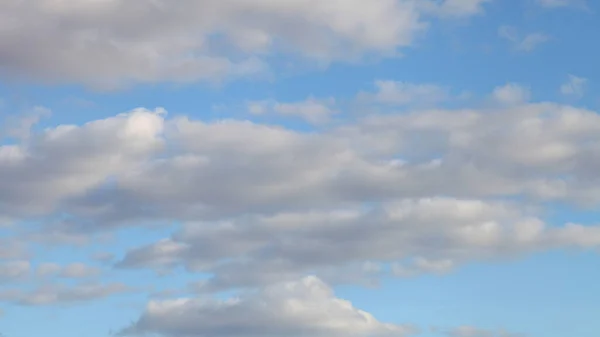 Piękne Błękitne Niebo Chmurami Szeroki Widok — Zdjęcie stockowe