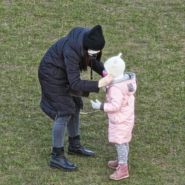 Une Femme Met Masque Médical Sur Enfant Extérieur Quarantaine Protection — Photo