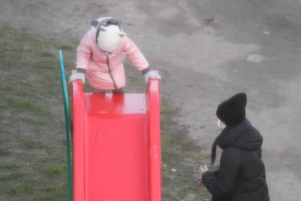 Een Vrouw Met Een Kind Medische Maskers Lopen Buiten Rijden — Stockfoto