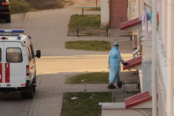 青い抗ウイルス保護装置の医者は ロシアの救急車から古いアパートの建物 感染症予防 — ストック写真