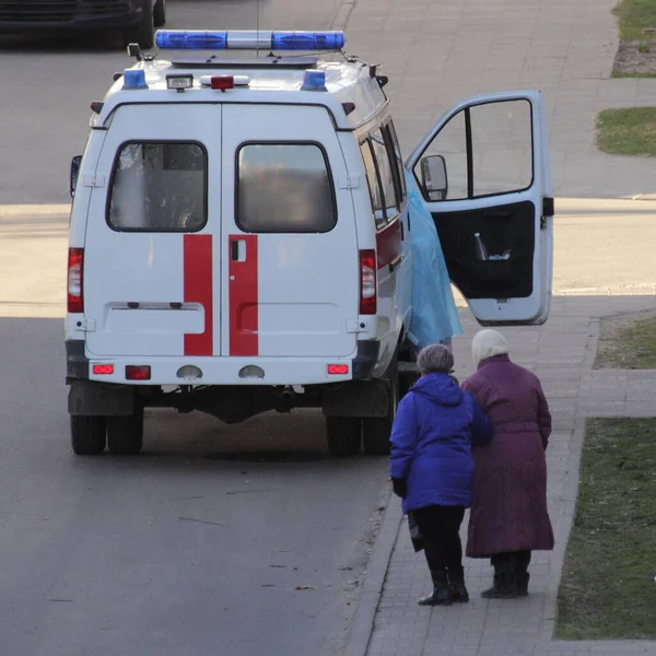 Dvě Starší Ženy Stojí Potřebují Pomoc Sanitky — Stock fotografie