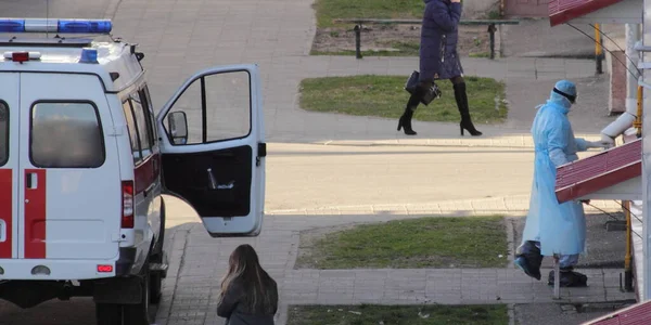 Dívka Blízkosti Sanitky Auto Lékař Modrém Plné Ochranné Oblečení Boty — Stock fotografie