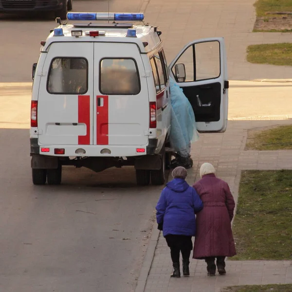 Dvě Stařeny Jdou Doktorovi Sanitním Autě Chodí Nemocnice — Stock fotografie