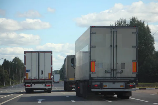 Una Vista Muchos Camiones Semi Desde Atrás Carretera Suburbana Verano — Foto de Stock