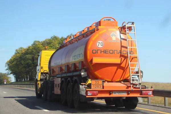 Moskwa Region Rosja 2019 Nowoczesny Pomarańczowy Półciężarówka Cysterna Paliwowa Rosneft — Zdjęcie stockowe