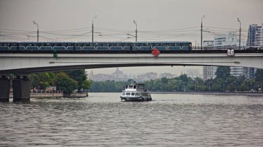 Moskova / Rusya 07: 15 2019: Moskova nehri üzerinde Kolomenskaya Metro köprüsü altında yaz günü trenle yüzen turizm gemisi, kentsel su manzarası