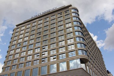Moskova / Rusya 07 22 2019: Yeni modern otel Hyatt Regency duvar manzarası en dipten Leningradsky Bulvarı perspektifi, yaz günü mavi arka plan manzarası