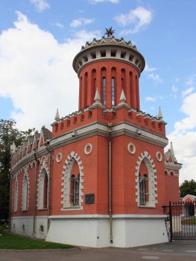 Rusya 'nın başkenti Moskova' da Leningradsky Bulvarı 'ndaki metro Dinamo yakınlarındaki Antik Petrovsky Yolu' nun sol tarafındaki kule.