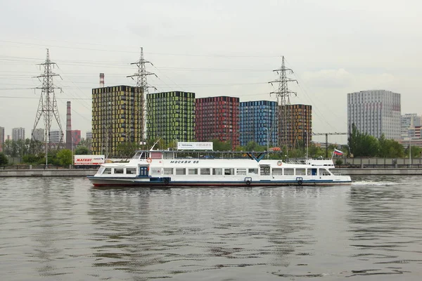Moskova Rusya 2019 Moskova Nehri Üzerinde Yüzen Beyaz Turist Botu — Stok fotoğraf