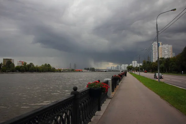 Drámai Felhők Eső Előtt Moszkva Folyó Üres Nagatinszkaja Töltés Sikátor — Stock Fotó