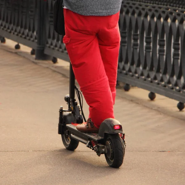 Een Man Benen Rode Broek Rijden Elektrische Kick Scooter Asfalt — Stockfoto