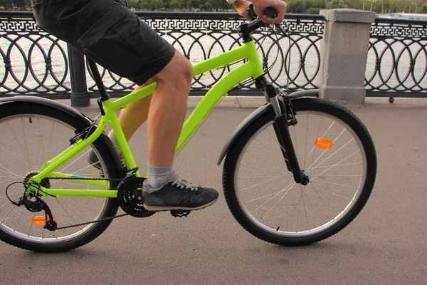 Ciclista Hombre Paseos Una Bicicleta Montaña Cola Dura Color Amarillo — Foto de Stock