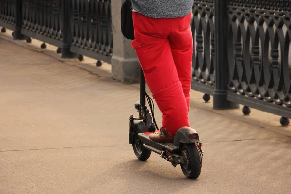 Hombre Pantalones Rojos Montar Scooter Patada Eléctrica Carretera Asfalto Park — Foto de Stock