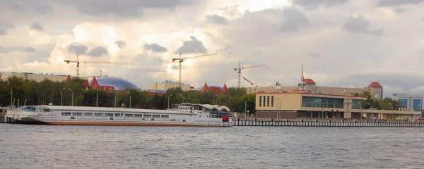 Moscou Rússia 2019 Barco Turístico Branco Flutuando Oka Perto Cais — Fotografia de Stock