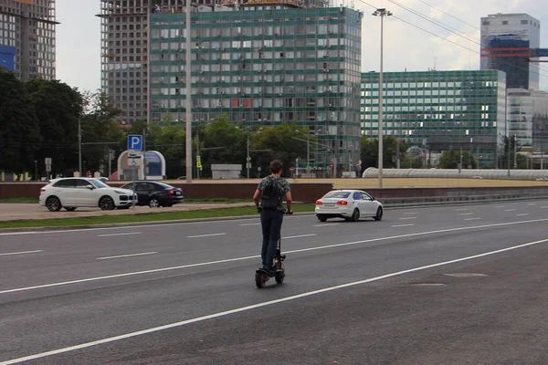 Een Man Een Elektrische Scooter Rijdt Een Snelweg Stad Strijd — Stockfoto