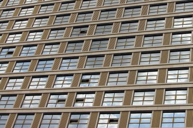 Cam pencereli modern ofis binası cephesi, dikey çizgiler, arka plan işleri için geometrik doku, iş