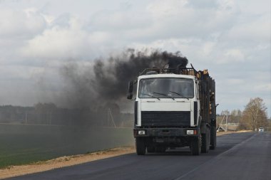 Egzoz borusundan siyah duman çıkan dizel kamyon, araçlardan gelen zararlı emisyonlar, çevresel hasar