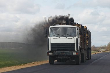 Dizel kereste kamyonunun egzoz borusundan siyah duman. Araçların ekolojik sorunundan kaynaklanan zararlı emisyonlar.