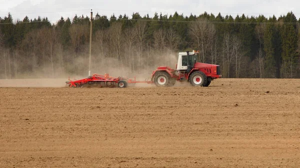 Rote Große Leistungsstarke Radtraktor Mit Großen Pflug Pflügt Das Land — Stockfoto