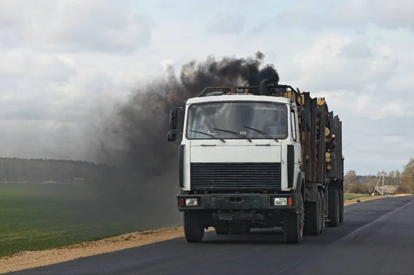 Schwarzer Rauch Aus Dem Auspuff Eines Diesel Lastwagens Schadstoffemissionen Aus — Stockfoto