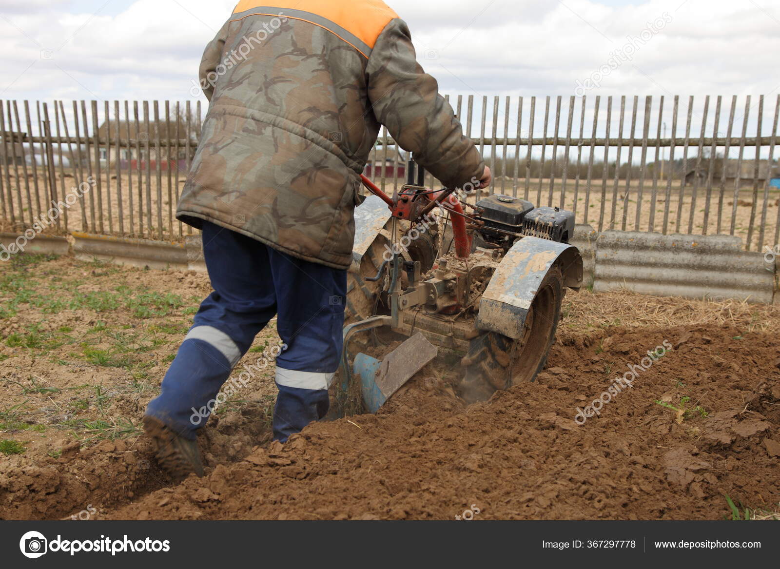 Cultivo Tierra Por Cultivador Motor Antes Siembra Agricultor Ropa