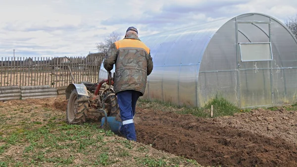 Homestead Farming Een Oudere Europese Mannelijke Boer Ploegt Bedden Met — Stockfoto