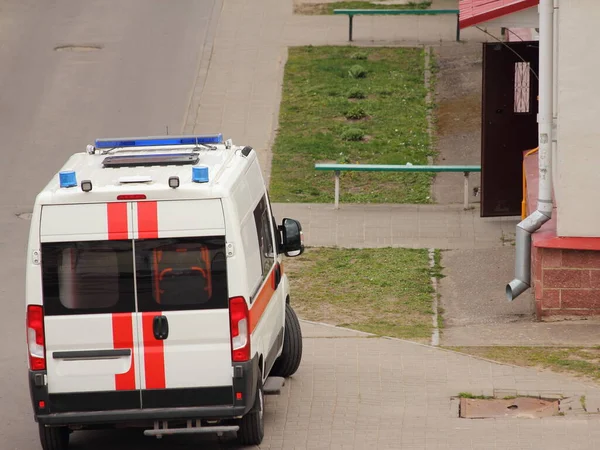 Nieuwe Ambulance Auto Buurt Van Oude Huis Met Open Deur — Stockfoto