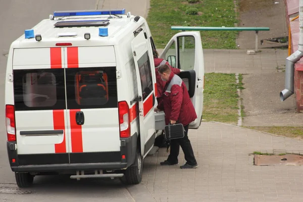 Lékař Červených Šatech Černým Kufrem Lékařskou Maskou Jde Letní Den — Stock fotografie