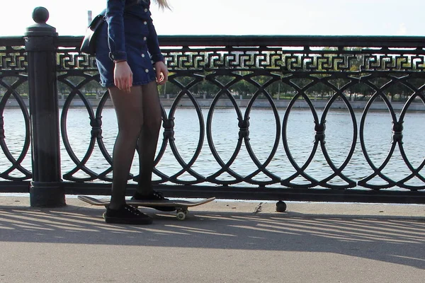 Ruská Dívka Skateboardista Krásnými Nohavicemi Černých Punčochách Tmavé Krátké Šaty — Stock fotografie