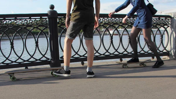 Ragazzo Insegna Una Ragazza Cavalcare Uno Skateboard Senza Attrezzatura Sicurezza — Foto Stock