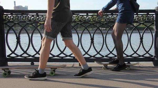 Seorang Pria Mengajarkan Seorang Gadis Untuk Naik Skateboard Tanpa Peralatan — Stok Foto