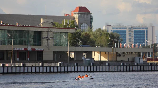 Plastic Buitenboordmotor Met Passagiers Zwemvesten Drijft Moskouse Rivier Tegen Achtergrond — Stockfoto