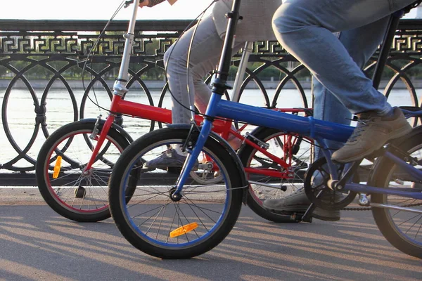 Ein Radlerpaar Fährt Einem Sommertag Mit Blauen Und Roten Klapprädern — Stockfoto