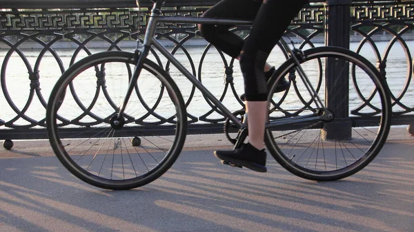 Ciclista Pernas Sportshoes Passeios Direita Para Esquerda Uma Bicicleta Estrada — Fotografia de Stock