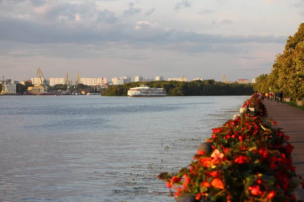 Moszkva Folyó Nagatinsky Zaton Fehér Turista Hajó Déli Kikötő Épületek — Stock Fotó