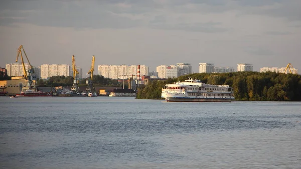 南港クレーンの白い観光船とモスクワ川を背景にした長ティンスキー ザトン夏の日 — ストック写真