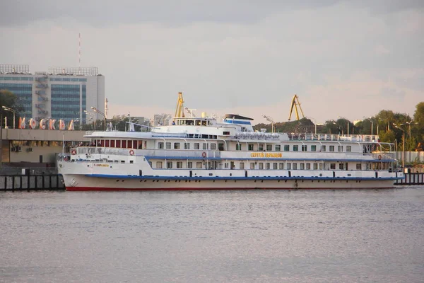 Moszkva Oroszország 2019 Fehér Turistahajó Sergey Obraztsov Közelében Pier South — Stock Fotó