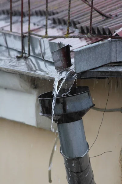 าธารน าฝนจากหล งคาไหลผ านช องทางของน วมใกล ฝนตกหน กในเม — ภาพถ่ายสต็อก