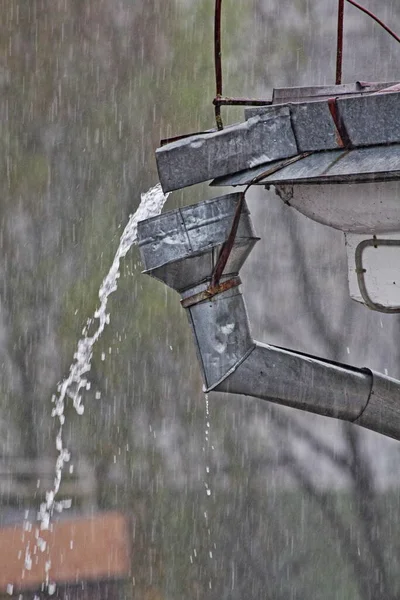 Потік Дощової Води Даху Протікає Через Воронку Стоку Крупним Планом — стокове фото