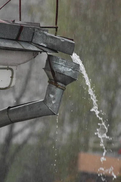 Потік Дощової Води Даху Протікає Через Воронку Труби Сильні Дощі — стокове фото