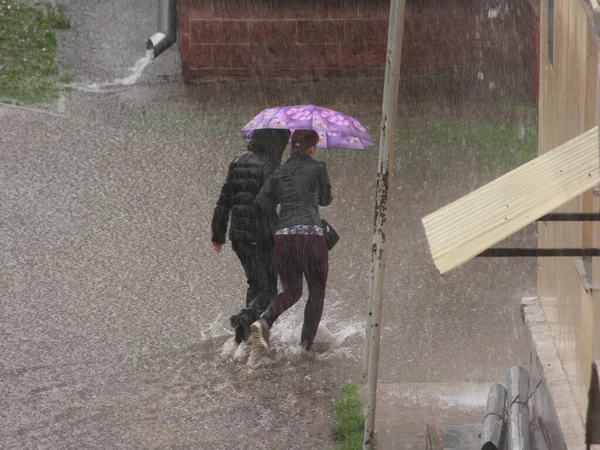 Homme Une Femme Sous Même Parapluie Marchent Coin Maison Dans — Photo