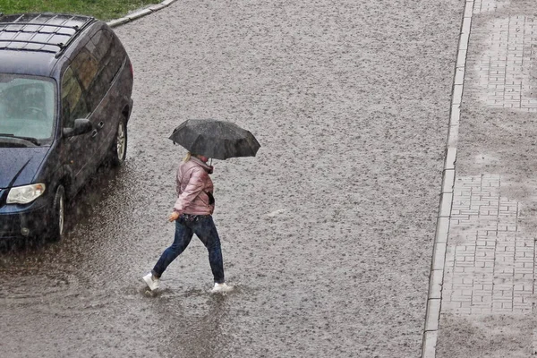 Une Femme Sous Parapluie Traverse Route Près Voiture Dans Une — Photo