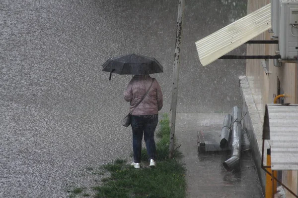 Une Femme Sous Parapluie Tient Près Une Maison Avec Une — Photo