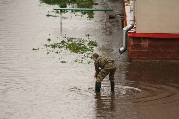 Arbetare Man Kamouflage Kläder Söker Efter Downspout Galler Vatten Stor — Stockfoto
