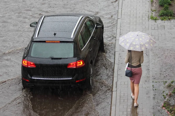 Young Russian Woman Umbrella Walks Sidewalk Black Suv Car Road — Stock Photo, Image