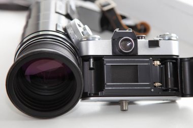 Eski SLR kamera sürücüsü mekanizmasının arka tarafı açık olan geniş antika telefon lensleri.