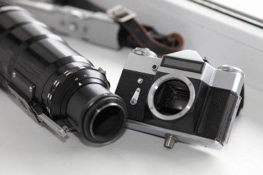 Retro fotografik ekipman - büyük telefon lensi ve klasik SLR film kamerası yakın çekim