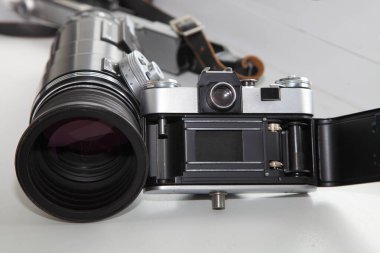 Antika fotoğraf ekipmanları seti - retro DSL kamera ve lastik kapaklı büyük çaplı lens