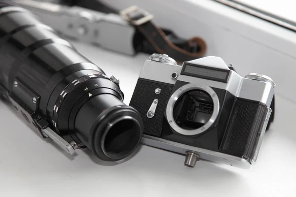 Retro Photoghraphic Εξοπλισμός Μεγάλο Τηλεφακό Και Vintage Φιλμ Slr Κάμερα — Φωτογραφία Αρχείου